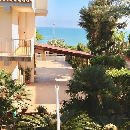 Beachfront Rooms Marina Di Ragusa Exterior photo