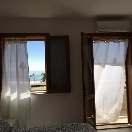 Beachfront Rooms Marina Di Ragusa Exterior photo
